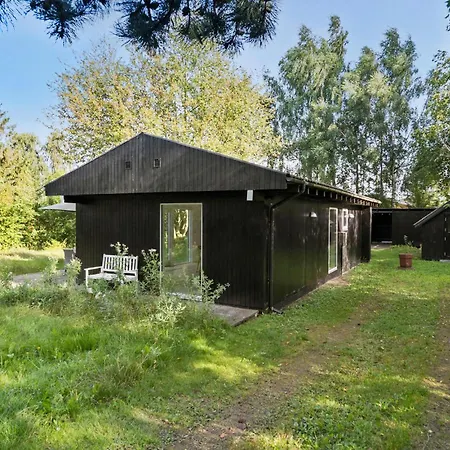 2 Bedroom Cozy In Hyllinge Holiday home *