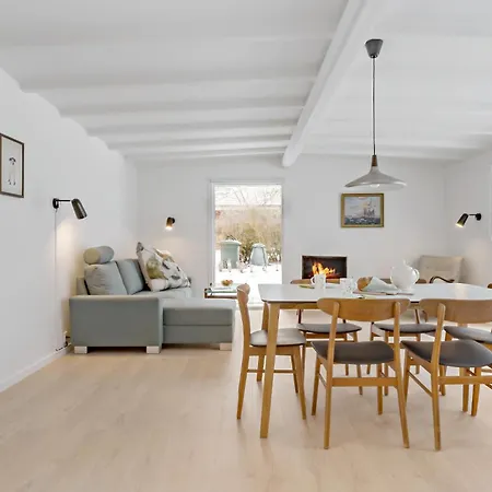 2 Bedroom Cozy In Hyllinge Holiday home *
